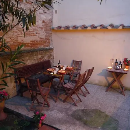 Apartment Charming Garden In Florence