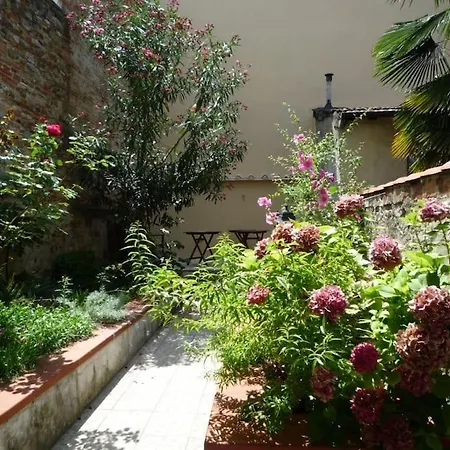 Apartment Charming Garden In Florence